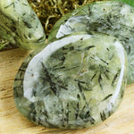 Ielādēt attēlu galerijas skatītājā, Akmens Prenīts / Prehnite Chakra Stone 35-45mm