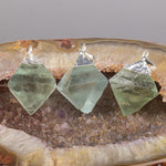 Ielādēt attēlu galerijas skatītājā, Kulons Fluorīts / Fluorite