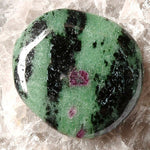 Ielādēt attēlu galerijas skatītājā, Akmens Coizīts / Rubīns Coizītā Tanzānija / Ruby Zoisite Chakra Stone 30-45mm