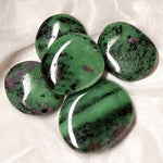 Ielādēt attēlu galerijas skatītājā, Akmens Coizīts / Rubīns Coizītā Tanzānija / Ruby Zoisite Chakra Stone 30-45mm