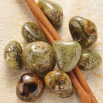 Ielādēt attēlu galerijas skatītājā, Akmens Granāts / Zaļais Granāts Mali / Green Garnet