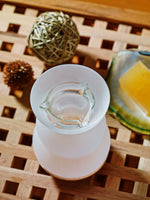 Ielādēt attēlu galerijas skatītājā, Aromalampa Lucerna White ar dzīvības zieda logo