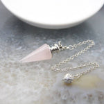 Ielādēt attēlu galerijas skatītājā, Svārsts Rozā Kvarcs / Rose Quartz Conical Pendulum Healing Crystal