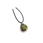 Ielādēt attēlu galerijas skatītājā, Kulons Riolīts vai Lietusmežu Jašma / Rhyolite