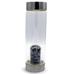 Ielādēt attēlu galerijas skatītājā, Stikla pudele ar kristāliem Kalnu Kristāls / Ametists / Rozā Kvarcs / Topāzs / Rutilētais Kvarcs 0.55L