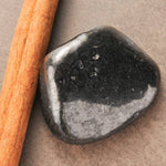 Ielādēt attēlu galerijas skatītājā, Akmens Šungīts / Shungite Chakra Stone 35-45mm
