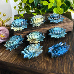 Ielādēt attēlu galerijas skatītājā, Akmens Labradorīts / Labradorite Lotus 3.5cm x 2.5cm
