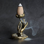 Ielādēt attēlu galerijas skatītājā, Turētājs konusiem ar krītošu dūmu efektu Hand &amp; Lotus 6cm x 4cm
